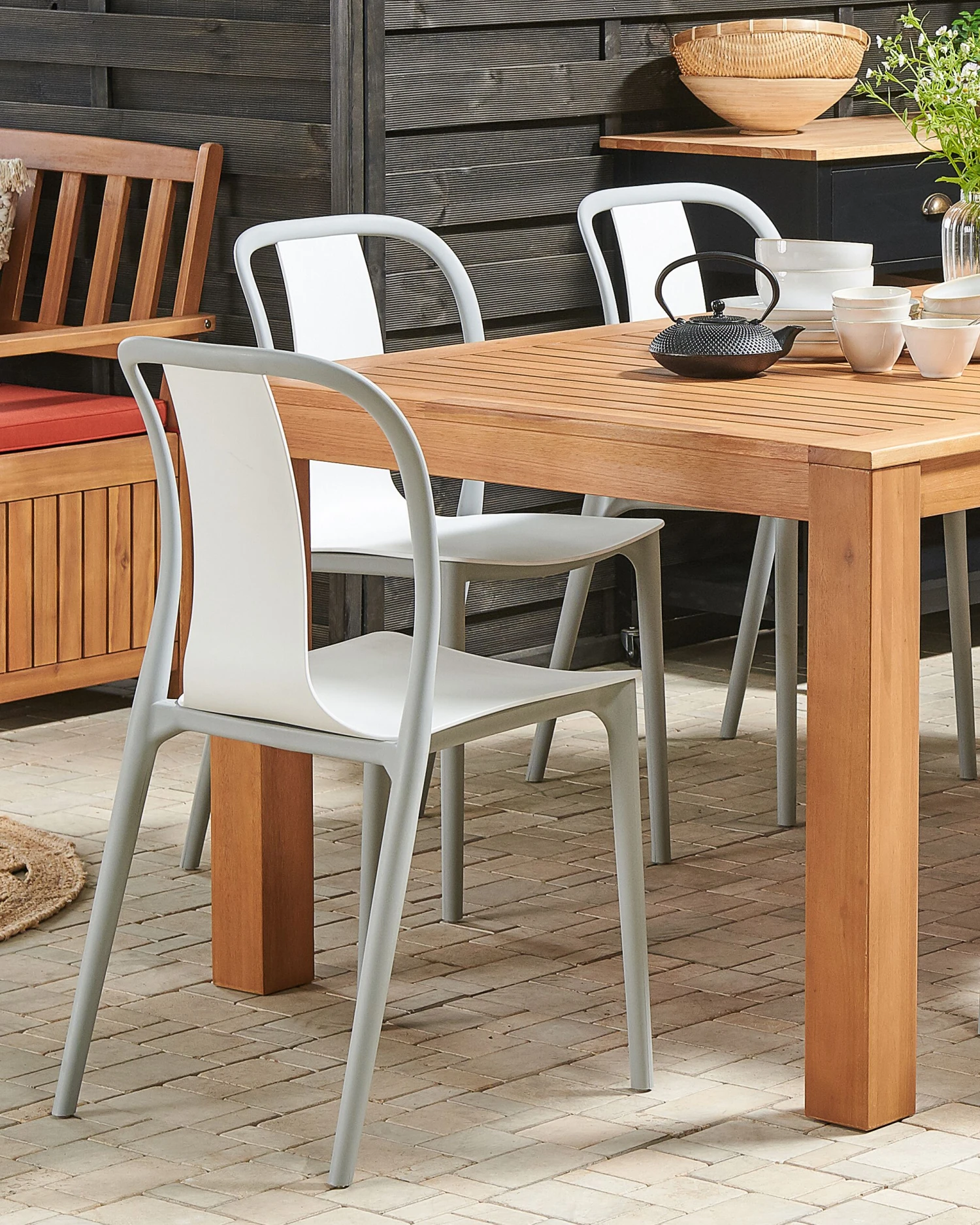 Set Di 2 Sedie In Plastica Bianco E Grigio SPEZIA 4 Set Di 2 Sedie In Plastica Bianco E Grigio SPEZIA - immagine 2