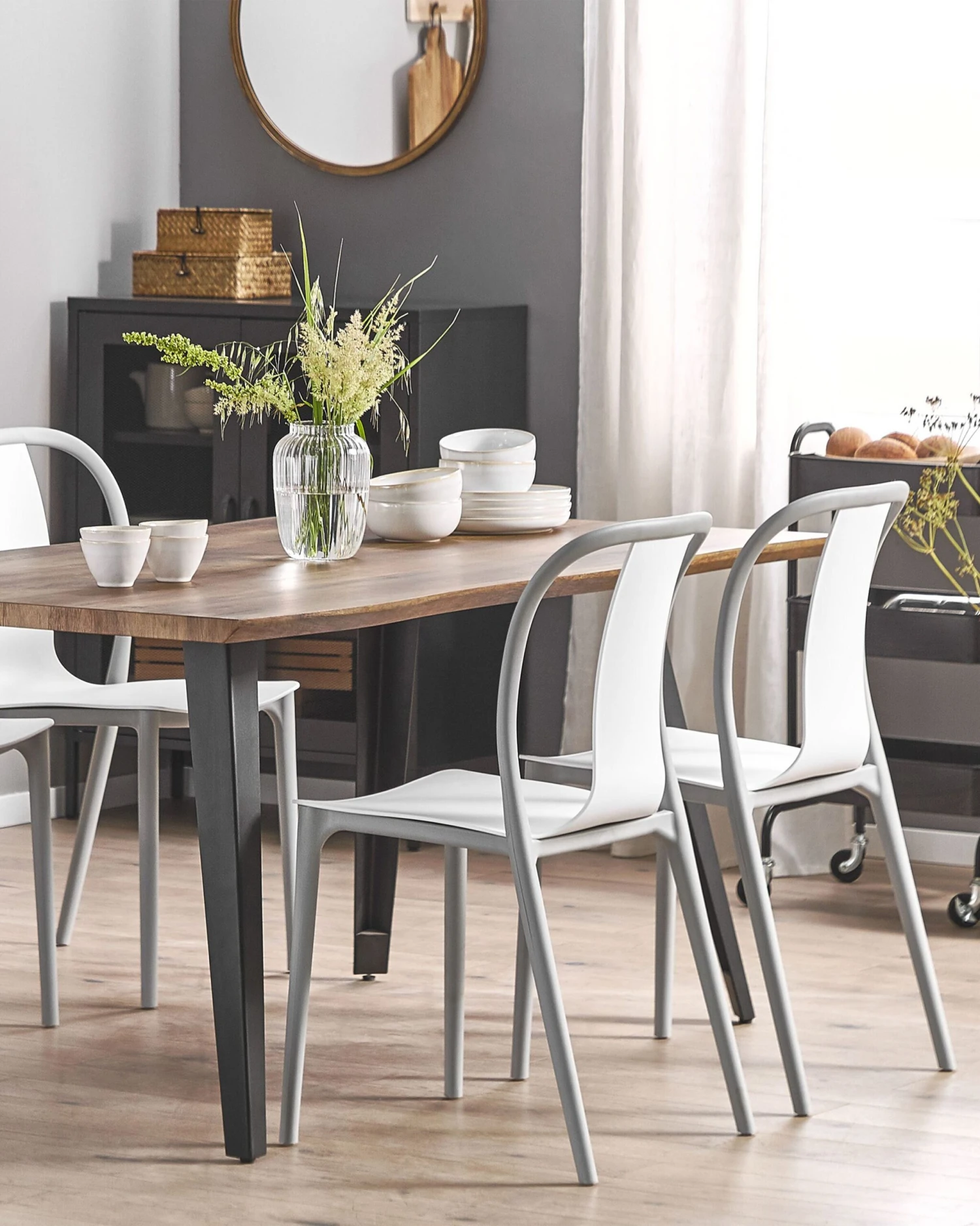 Set Di 4 Sedie In Plastica Bianco E Grigio SPEZIA 6 Set Di 4 Sedie In Plastica Bianco E Grigio SPEZIA - immagine 4