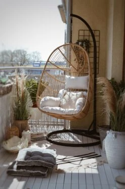 Poltrona Sospesa In Rattan Sintetico Color Naturale Con Piedistallo CASOLI 15 Poltrona Sospesa In Rattan Sintetico Color Naturale Con Piedistallo CASOLI -Beliani undef src sa picid 809890 type whitesh image