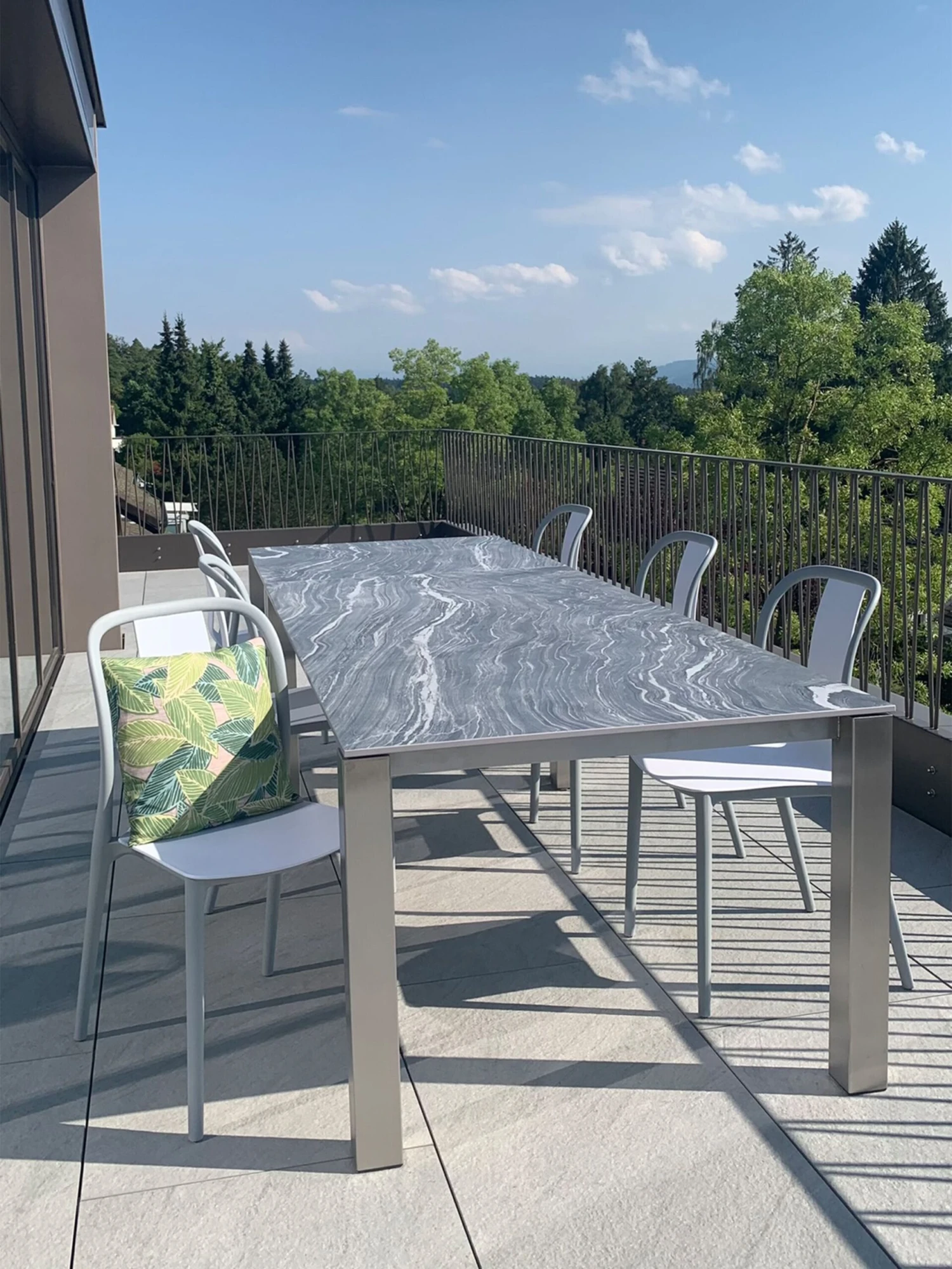 Set Di 6 Sedie In Plastica Bianco E Grigio SPEZIA 5 Set Di 6 Sedie In Plastica Bianco E Grigio SPEZIA - immagine 3