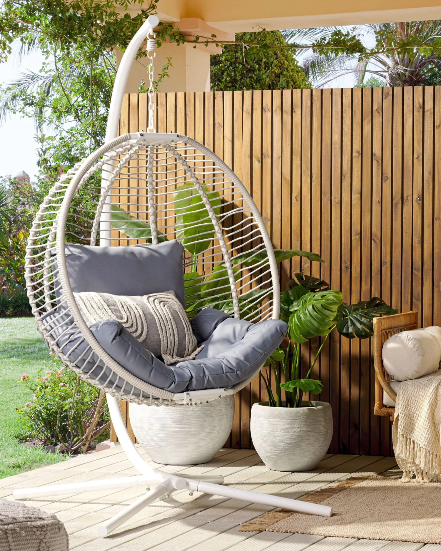 Sedia Sospesa Con Piedistallo Bianco E Grigio ARCO 4 Sedia Sospesa Con Piedistallo Bianco E Grigio ARCO - immagine 2